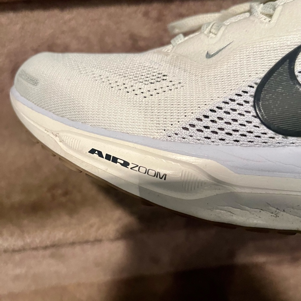 Beautiful Nike Air Zoom Cream Running Shoes size 9. Great for any athlete. - Picture 3 of 8